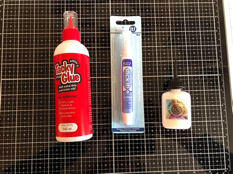 Do glue sticks dry clear?