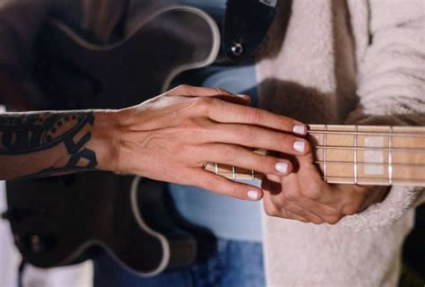 Do guitarists use their nails?