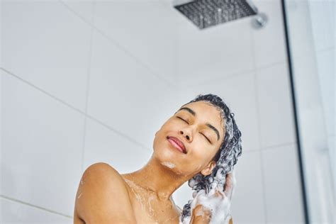 Do hot showers cause acne?