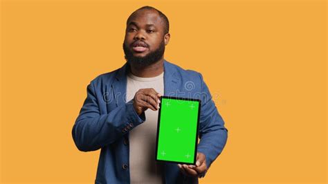 Do influencers use green screen?