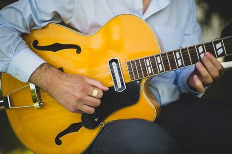 Do jazz guitarists use distortion?
