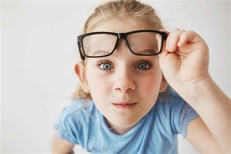 Do kids need glasses at 20 30?