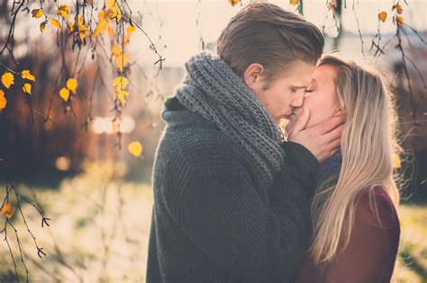 Do male and female best friends kiss?