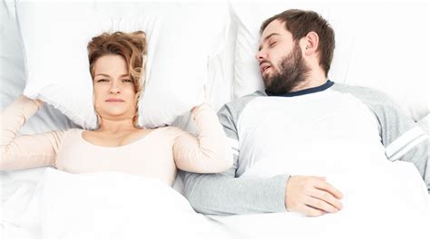 Do men sleep better next to a woman?