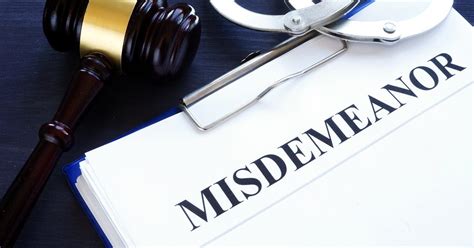 Do misdemeanors show up on background checks in Texas?