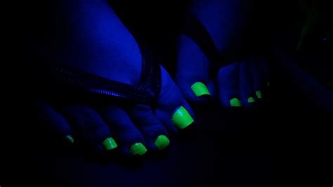 Do nails glow under black light?