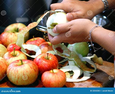 Do people peel their apples?
