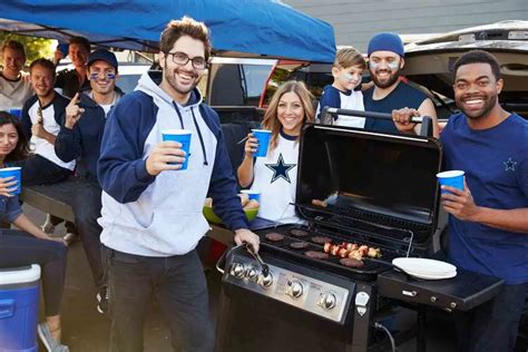 Do people tailgate at Cowboys games?