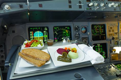 Do pilots eat in the cockpit?