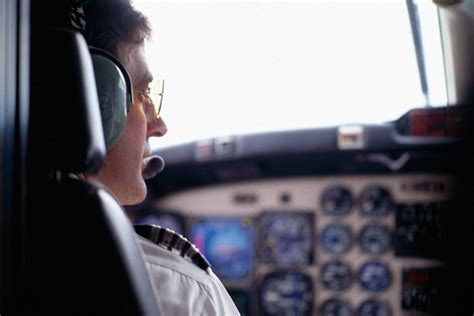 Do pilots need 20 20 vision?