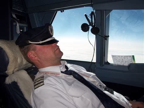 Do pilots use autopilot and sleep?