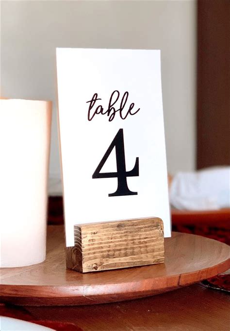 Do place cards need table numbers?