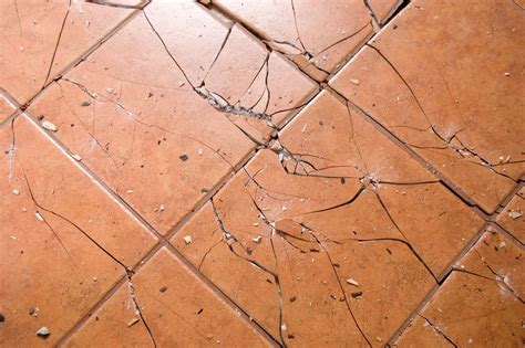 Do porcelain floor tiles crack easily?