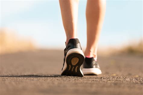 Do short people walk slower?