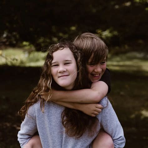 Do siblings make kids happier?