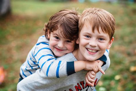 Do siblings make people happier?