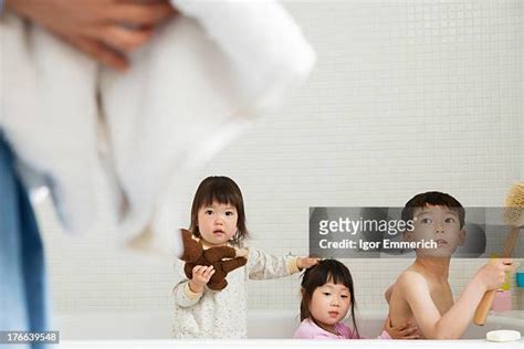 Do siblings shower together in Japan?