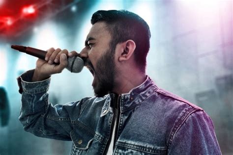 Do singers put their mouth on the mic?
