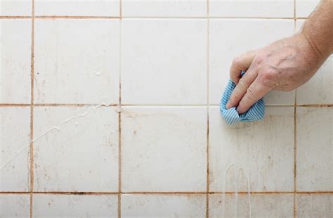 Do white bathroom tiles get dirty?