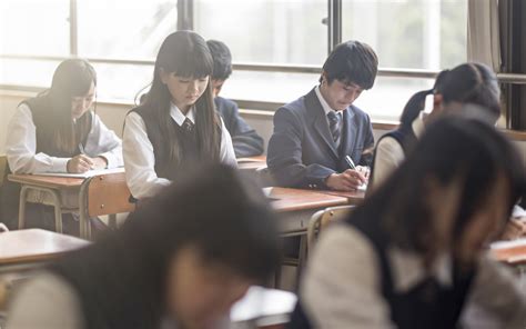 Do you have to dye your hair black in Japanese schools?