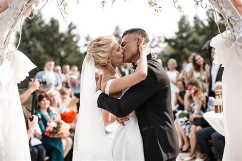 Do you kiss during first look wedding?