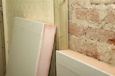 Do you need an air gap between insulation and plasterboard?