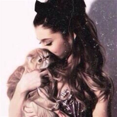 Does Ariana Grande have cats?