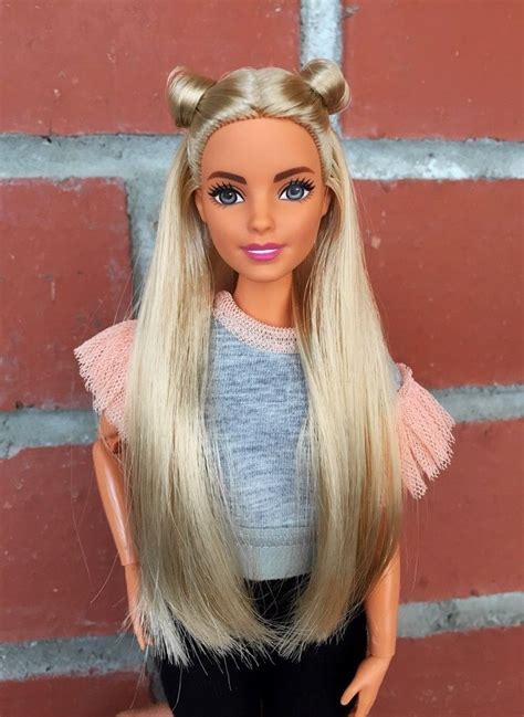 Does Barbie have straight or curly hair?