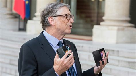 Does Bill Gates use iPhone?