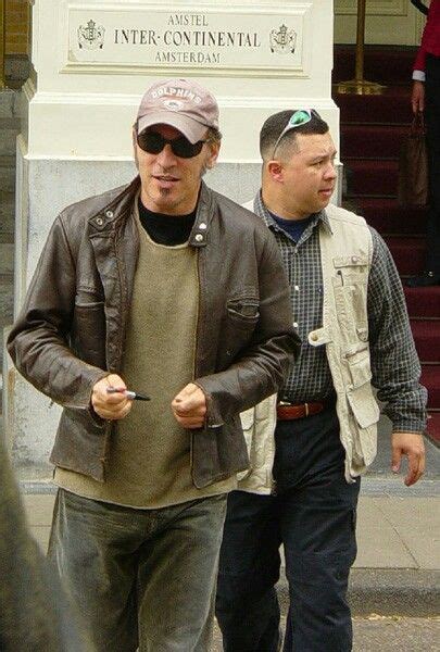 Does Bruce Springsteen have bodyguards?