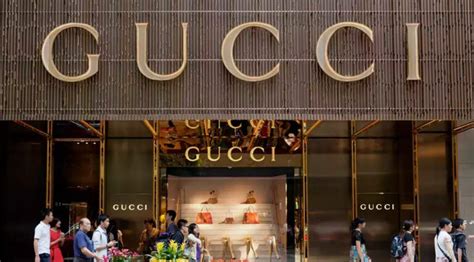 Does Gucci use fast fashion?