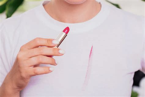 Does Hairspray remove lipstick?