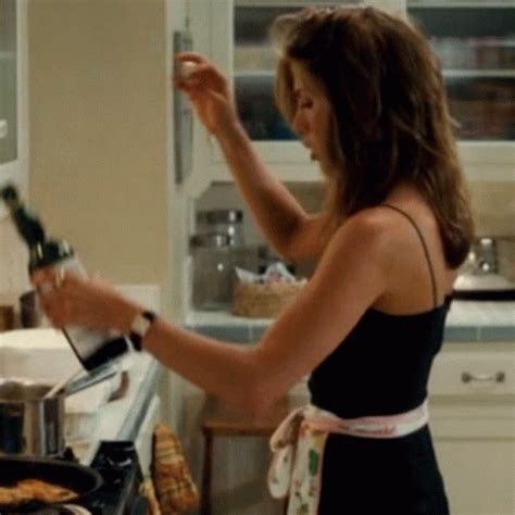 Does Jennifer Aniston like to cook?