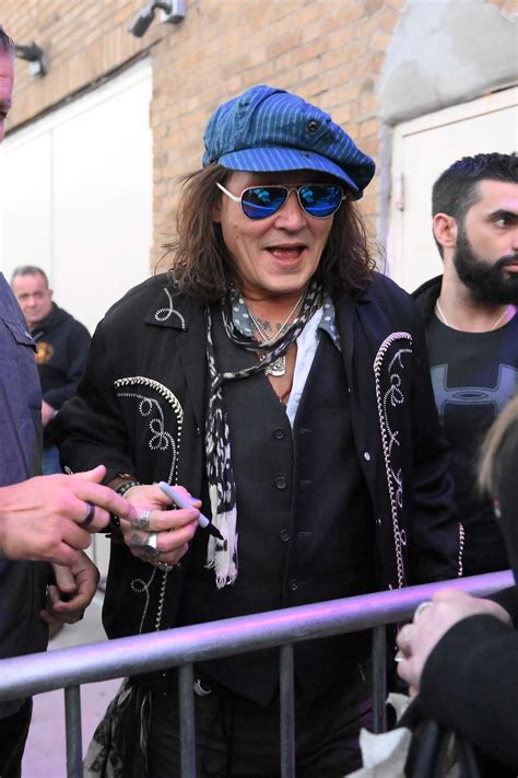 Does Johnny Depp take pictures with fans?