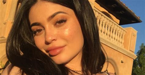 Does Kylie Jenner get eyelash extensions?