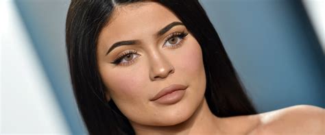 Does Kylie Jenner wear eyelash extensions?