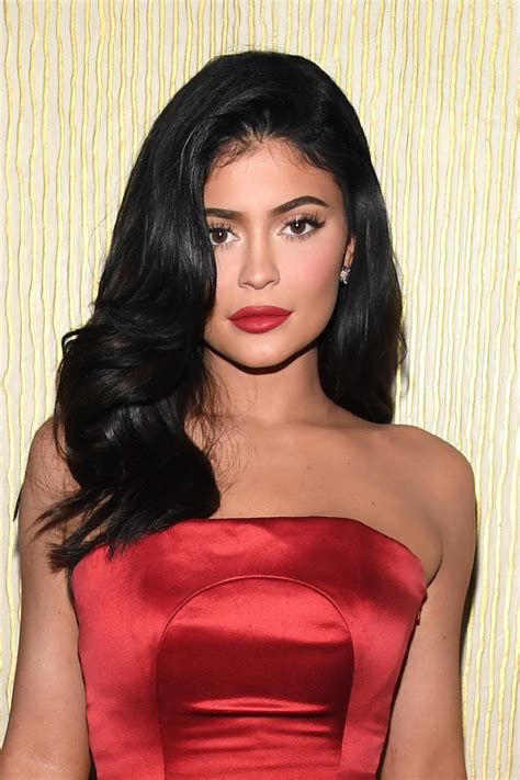 Does Kylie Jenner wear hair extensions?