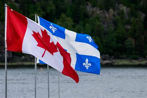 Does Quebec use Canadian flag?