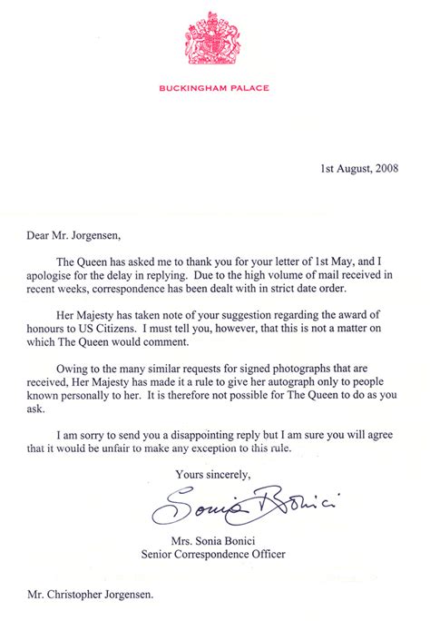 Does Queen Elizabeth reply to letters?