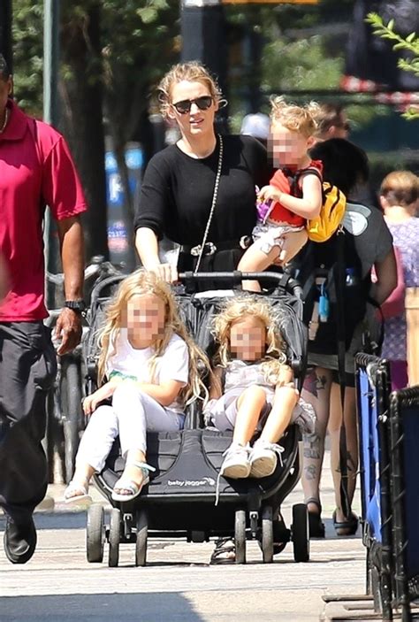 Does Ryan Reynolds have 4 daughters?