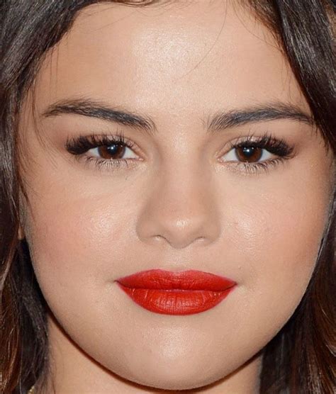 Does Selena Gomez wear eyelash extensions?