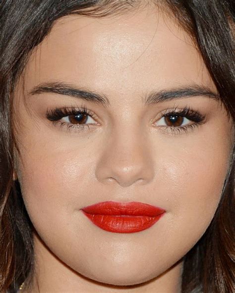 Does Selena Gomez wear lash extensions?