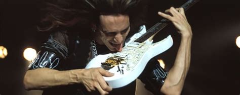 Does Steve Vai have long fingers?