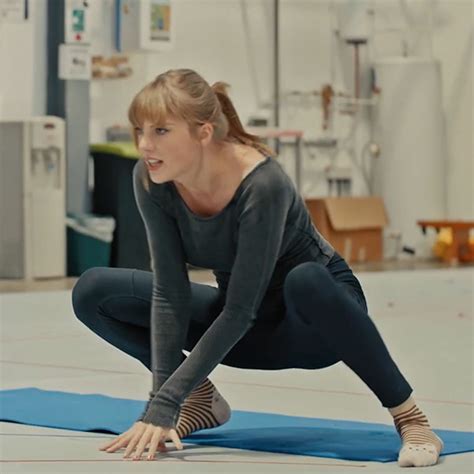 Does Taylor Swift dance in cats?