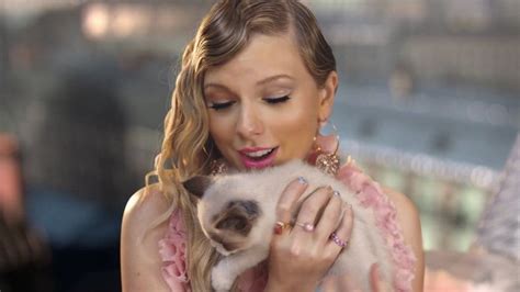 Does Taylor Swift sing in cats?