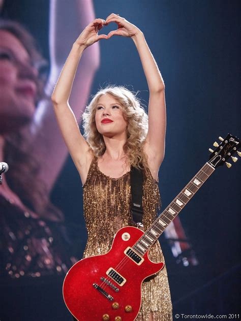 Does Taylor Swift use electric guitar?