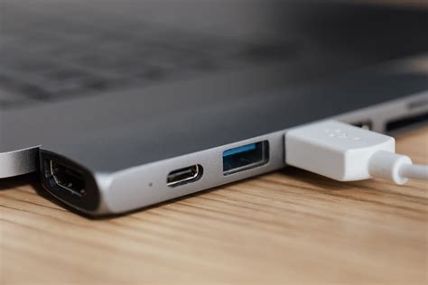 Does USB4 carry video?