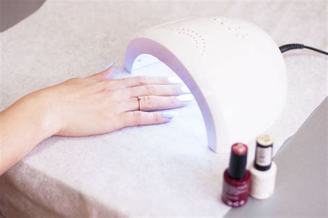 Does UV light harden nail glue?