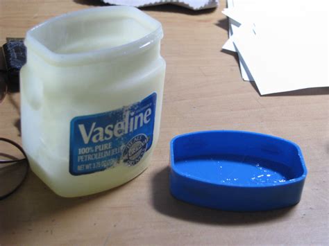 Does Vaseline get rid of scratches on disc?