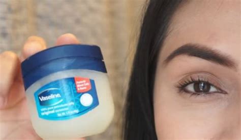 Does Vaseline help eyebrows grow?